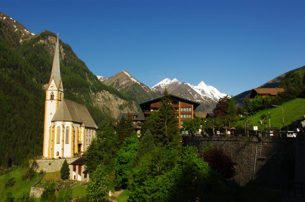 Der Alpe Adria Trail beginnt am Fuße des Glockners - hier im Hintergrund zu sehen