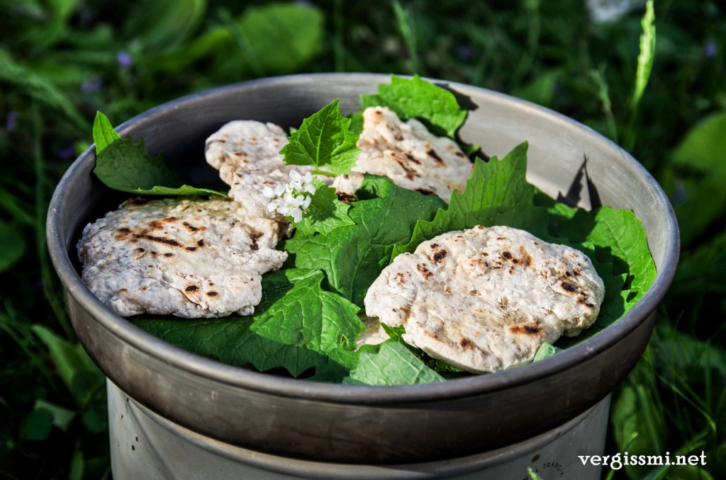 Fladenbrot, mit Knoblauchsrauke als Auflage