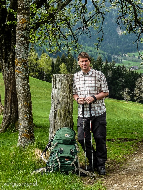 Grüner Rucksack, daneben ich